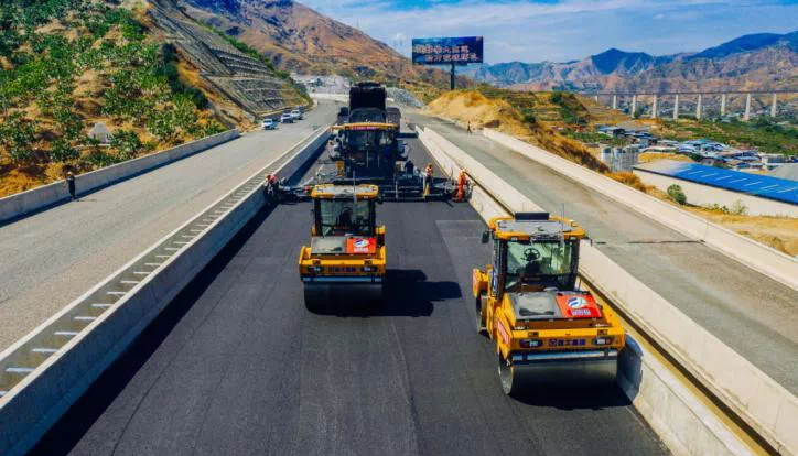 全球首次！無人駕駛壓路機(jī)成群結(jié)隊(duì)“上路”！