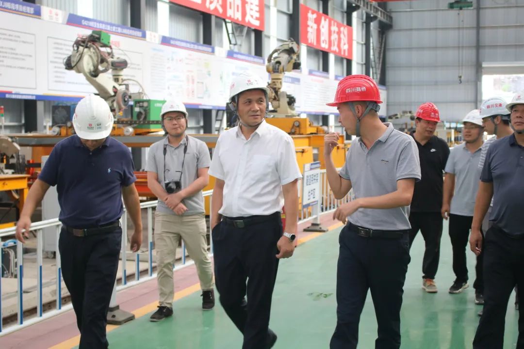 四川路橋黨委委員、紀(jì)委書記朱年紅到宜金高速XJ8標(biāo)檢查指導(dǎo)工作