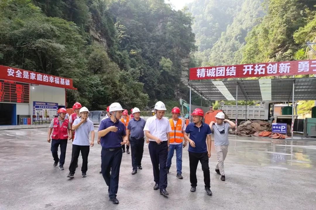四川路橋黨委委員、紀(jì)委書記朱年紅赴宜金高速公路XJ6項(xiàng)目檢查指導(dǎo)工作