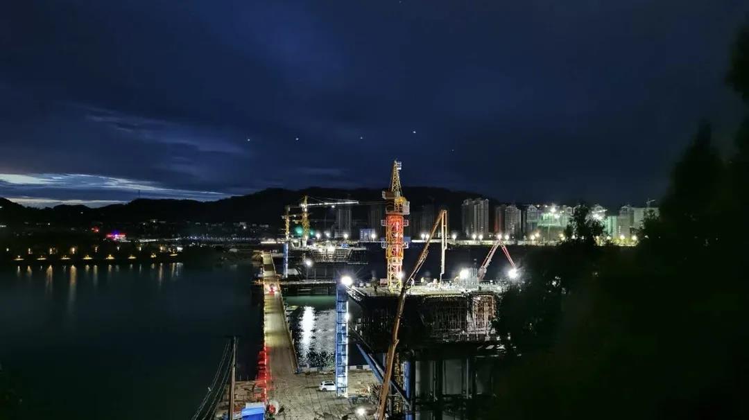 南部嘉陵江三橋主橋1#墩最后一個41米超寬超大角度斜腹板0#塊成功完成澆筑！