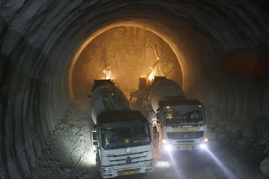 首次！寧攀高速ZCB1-7分部寧會(huì)隧道使用濕噴車雙機(jī)作業(yè)