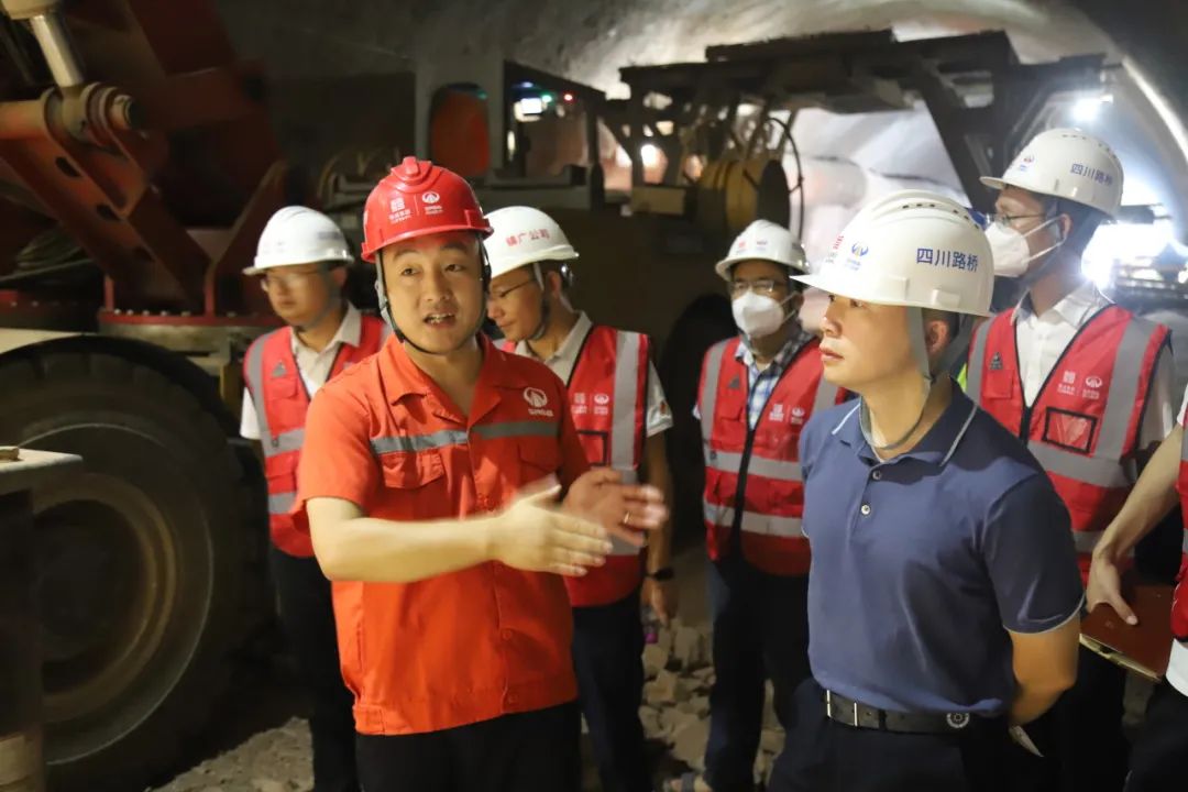 蜀道集團建設(shè)管理部副部長武洲到鎮(zhèn)廣高速B4、B5項目檢查指導(dǎo)工作