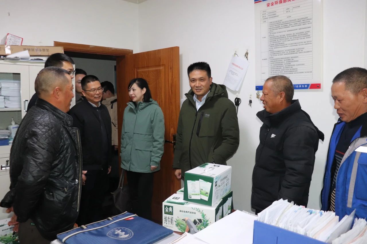 四川路橋黨委委員、董事、工會(huì)主席朱年紅赴川交公司項(xiàng)目一線開展“冬送溫暖”慰問活動(dòng)