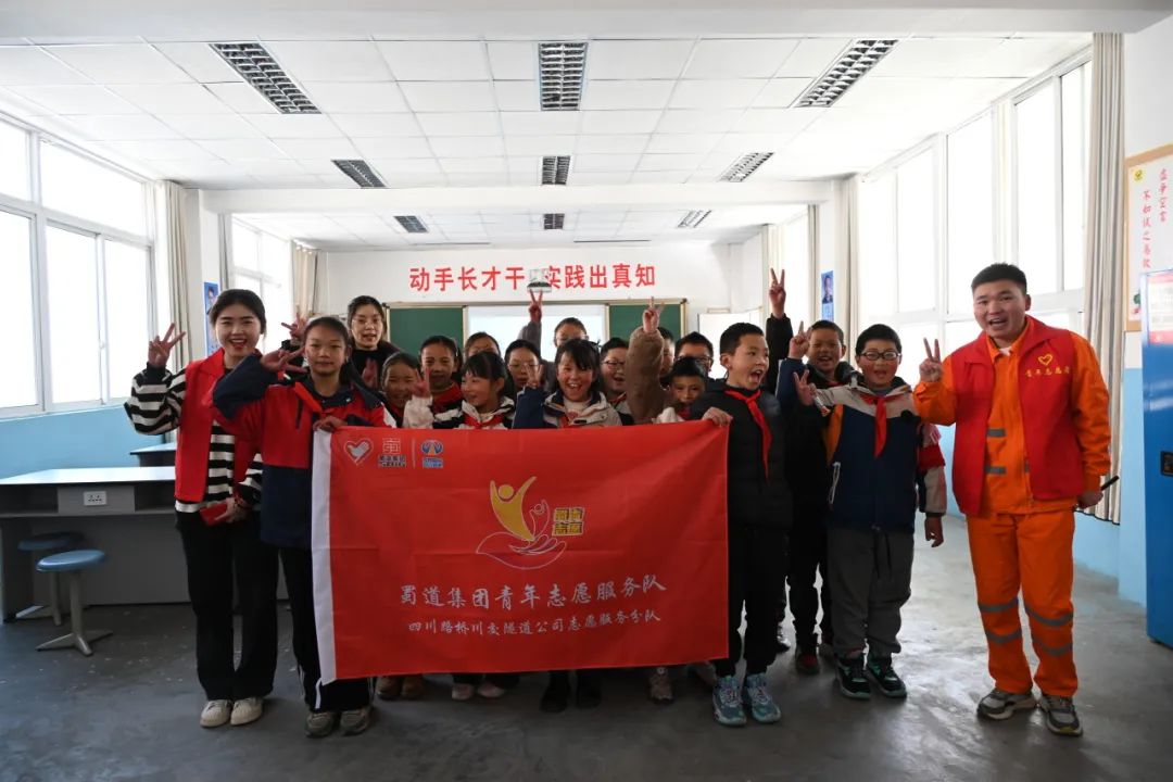 都四項(xiàng)目團(tuán)支部開展“守護(hù)四姑娘山的格?；ā敝驹富顒? /></div>
					<div   id=