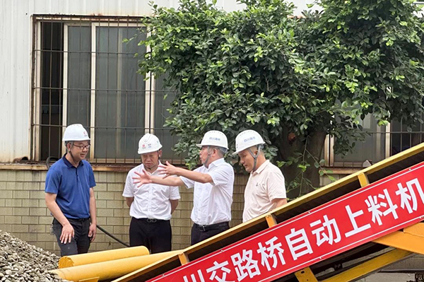 川交公司黨委書記、董事長杜江林到S11線拌合站自動上料系統(tǒng)疲勞實驗現(xiàn)場指導(dǎo)工作