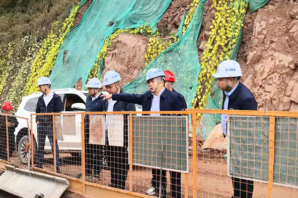 川交公司黨委書記、董事長杜江林一行深入西寧高速公路項(xiàng)目、會祿高速項(xiàng)目開展“五一”節(jié)前安全專項(xiàng)檢查